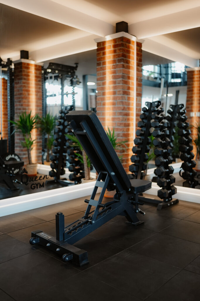 Posilňovacia lavica a jednoručky v ženskom fitku Queen Gym Trnava