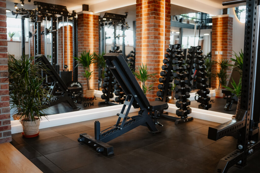 Zóna s jednoručkami v ženskom fitness centre Trnava