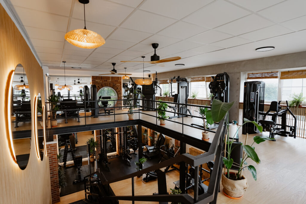 Stroje a zrkadlá vo fitness centre pre ženy v Trnave