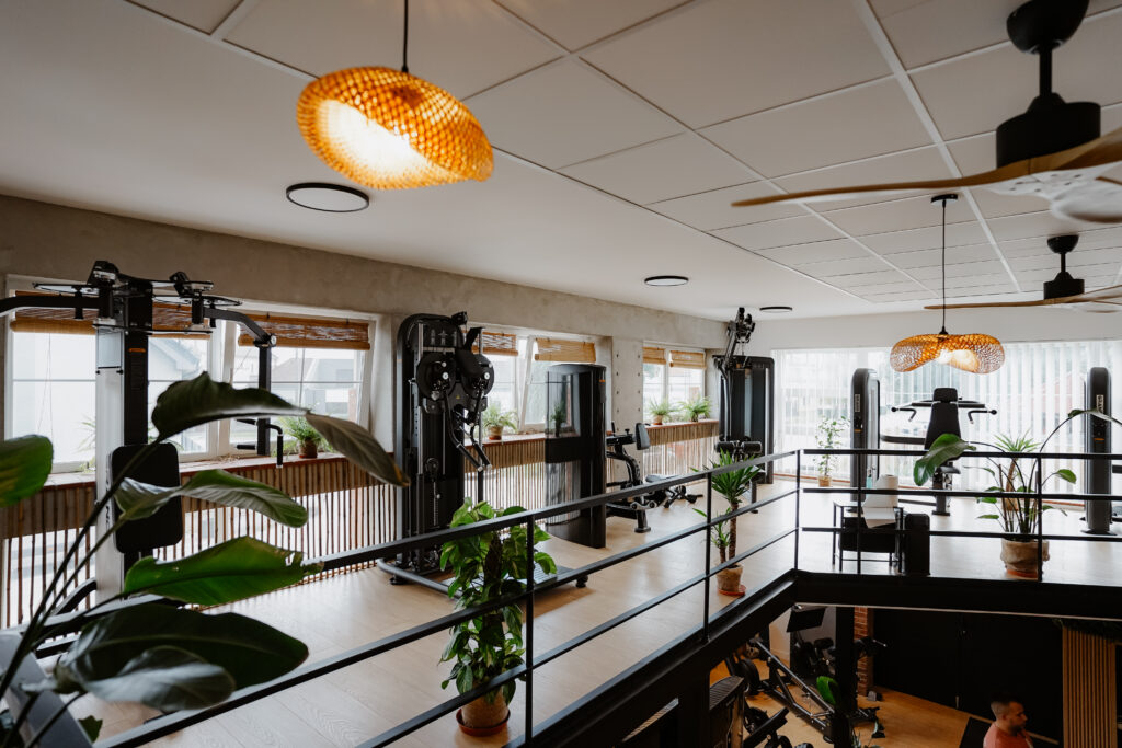 Kardio a silová zóna na poschodí Queen Gym