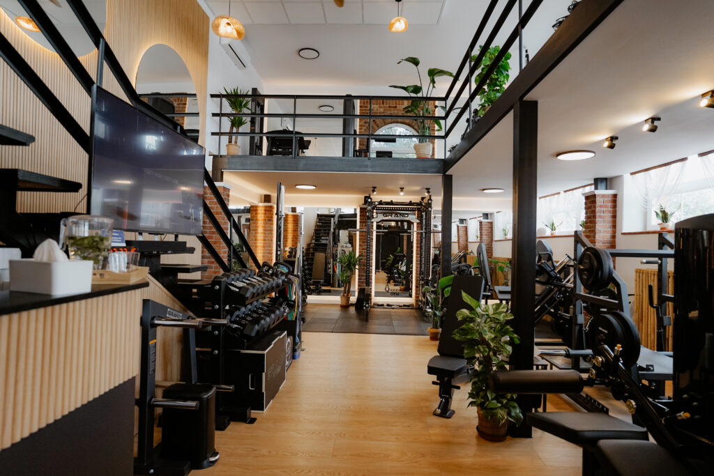 Recepcia a fitness zóna v Queen Gym Trnava, ženskom fitness centre