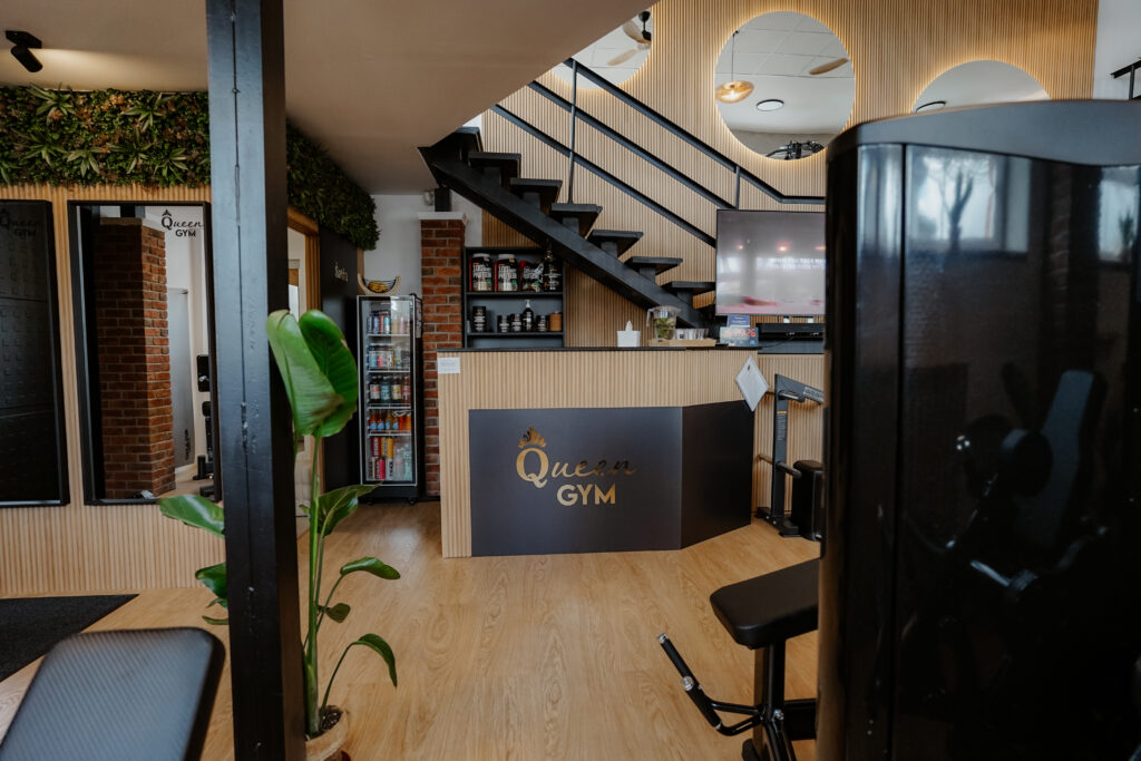 Prízemie Queen Gym Trnava s recepciou a strojmi
