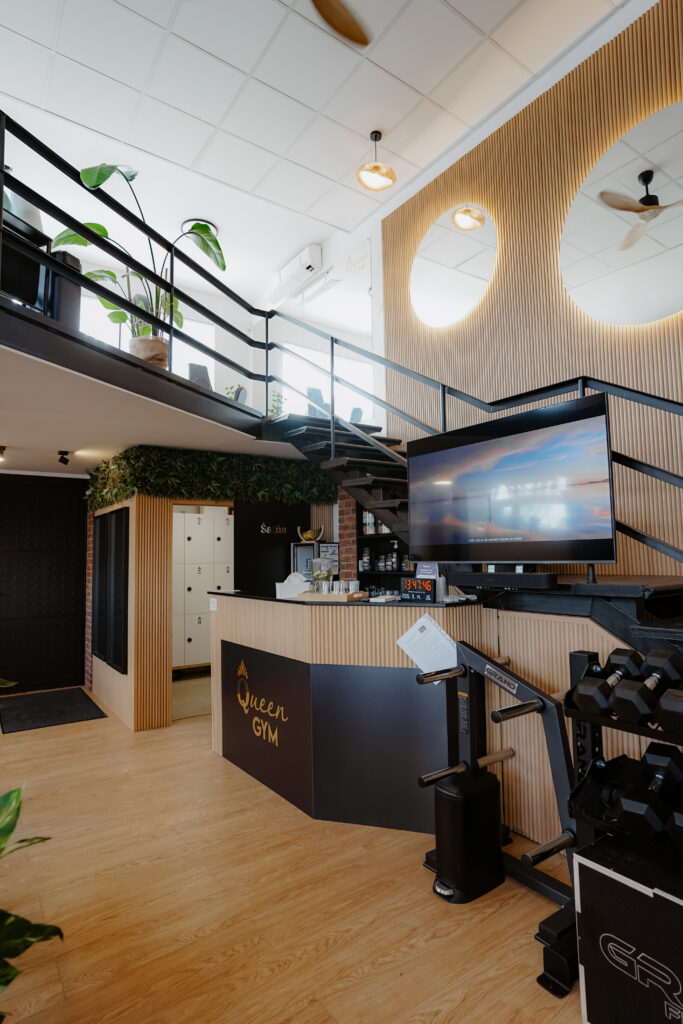 Recepcia Queen Gym Trnava s osvetlenými zrkadlami