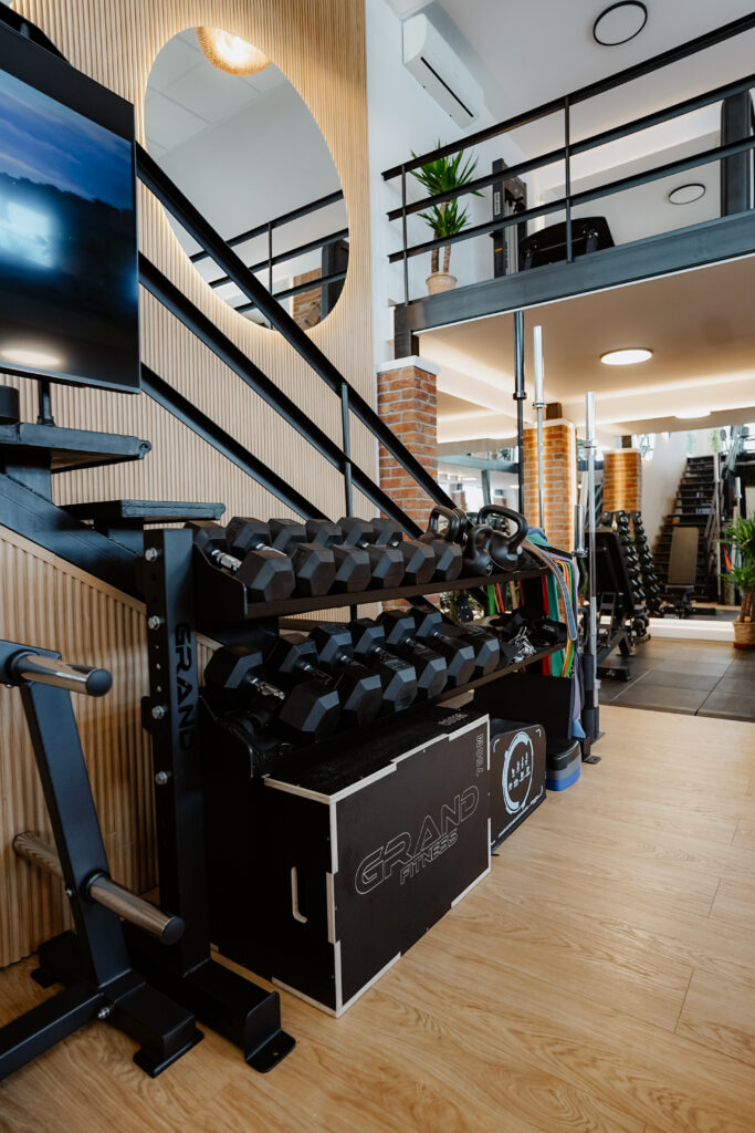 Stojan s jednoručkami v dámskom fitku Queen Gym